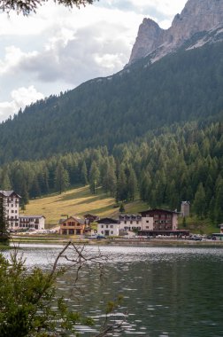 Lago Misurina İtalyan Dolomites içinde