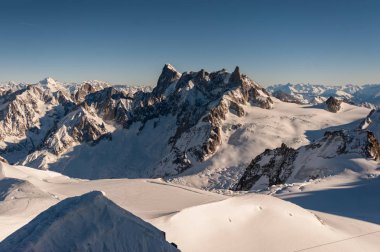 Noel öncesi sadece bir kış öğleden sonra Aiguille du Midi cable gelen Fransız Alpleri üzerinde göster.