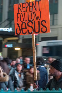 New York, ABD, 21 Aralık 2015. İçinde bir evengelist bir pişmanlık, takip Jeusus işareti taşıyan 34 sokakta portresi. Süreli pozlama, hareket bulanıklığı, telaşlı acele saat vurgulamak için yakalama.