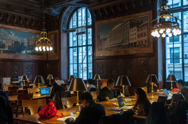 Sala de Leitura na Biblioteca de Nova Iorque — Fotografia de Stock