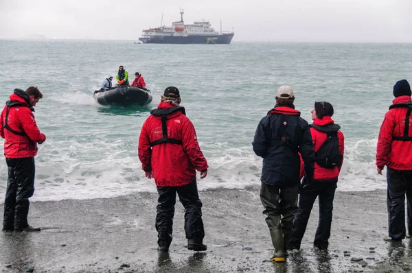 Miembros de la tripulación de un buque de expedición antártica — Foto de Stock