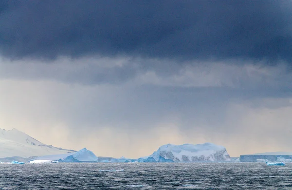 Icebergs gigantes frente a la costa antártica —  Fotos de Stock