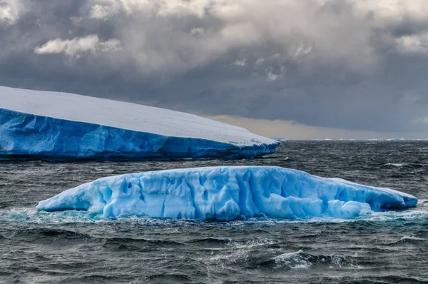 Гигантские Айсберги у побережья Антарктики — стоковое фото