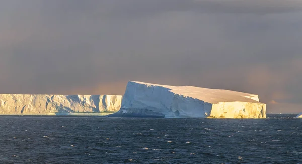 Pôr do sol sobre o mar de Weddell — Fotografia de Stock