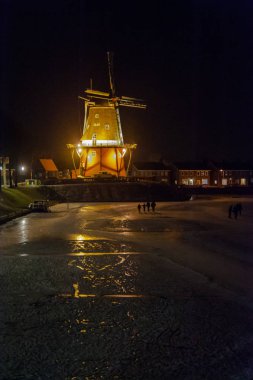 Geceleri yel değirmeni