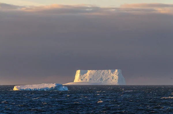 Захід сонця над море Weddell — стокове фото