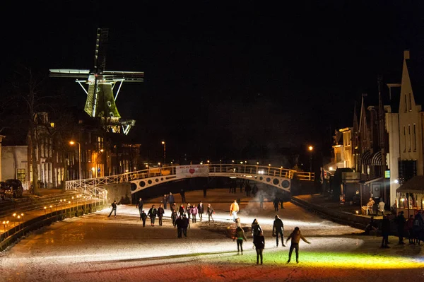 Patinaje sobre hielo nocturno — Foto de Stock