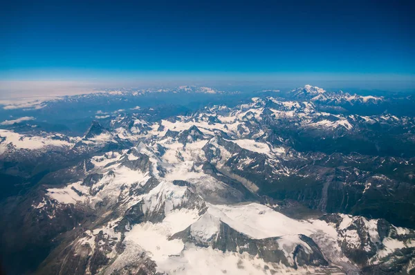 Voando sobre os Alpes — Fotografia de Stock