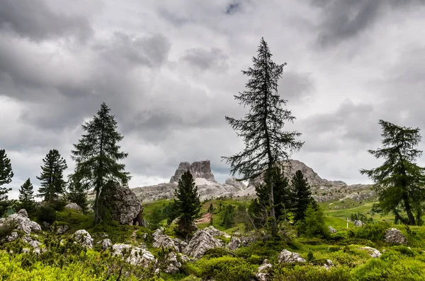 Bulutlu bir günde Dolomites — Stok fotoğraf