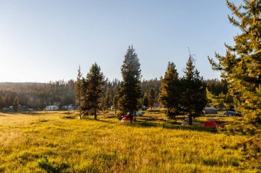 Köprü Bay kamp gün batımında