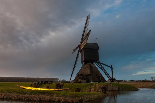 Zandwijkse molen bei Sonnenuntergang — Stockfoto