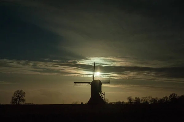 Zandwijkse Molen ao pôr do sol — Fotografia de Stock