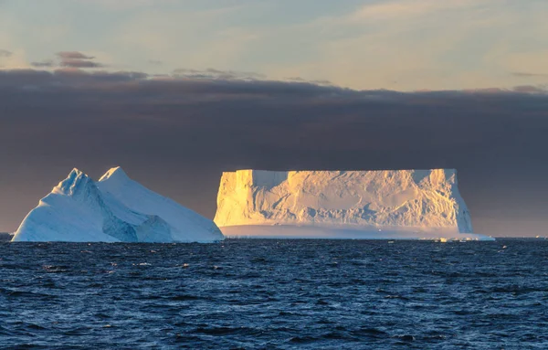 Puesta de sol sobre el mar de Weddell — Foto de Stock