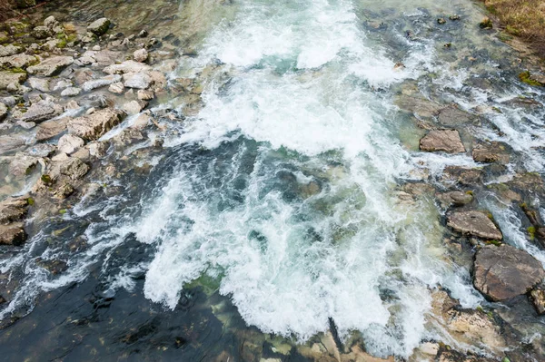 Voda teče na skalách — Stock fotografie