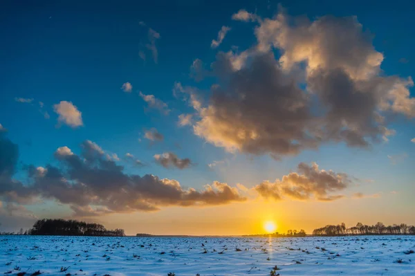 Zachody słońca w śnieżny krajobraz — Zdjęcie stockowe