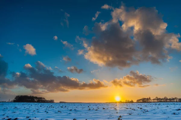 Tramonti in un paesaggio innevato — Foto Stock