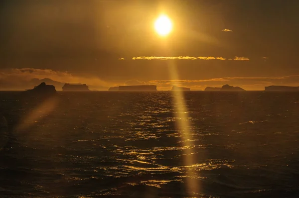 Захід сонця над море Weddell — стокове фото