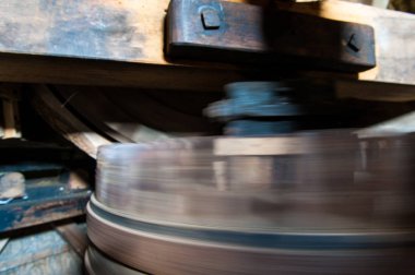 Geleneksel Hollanda yel değirmeninin işleyişinin Iç Detayları