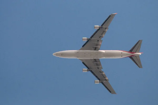 Close-up de um Boeing 747 voando baixo . — Fotografia de Stock