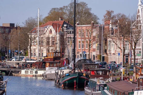 Boten langs de hoge der aa in Groningen — Stockfoto