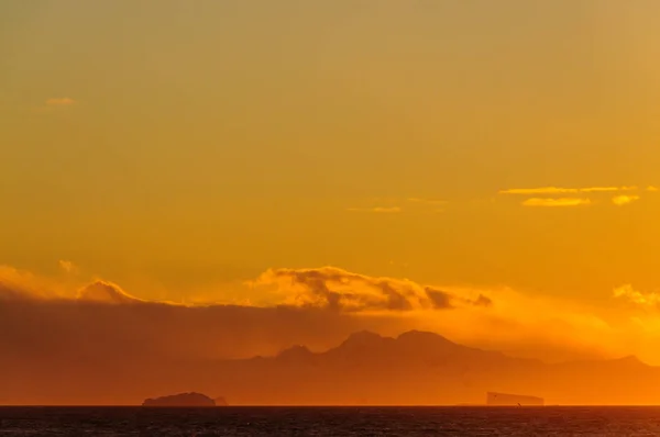 Puesta de sol sobre el mar de Weddell — Foto de Stock