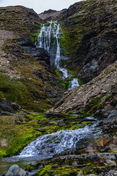 冷たい水の山の流れ — ストック写真