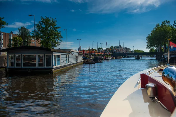 Der amstel river in central amsterdam — Stockfoto