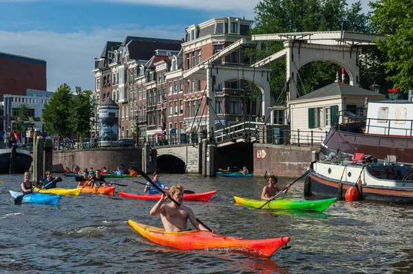 Kanoři v centrálním Amsterdamu — Stock fotografie
