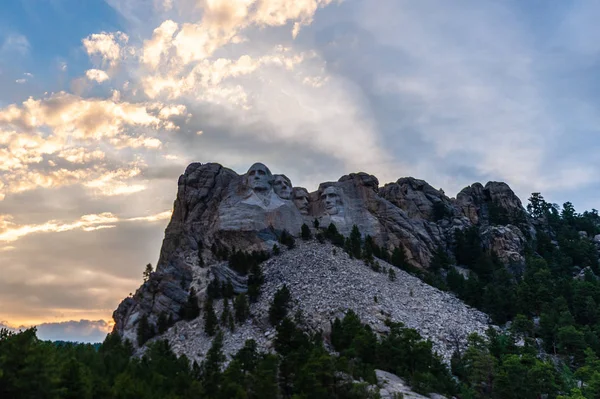 A drámai ég mögött Mount Rushmore — Stock Fotó