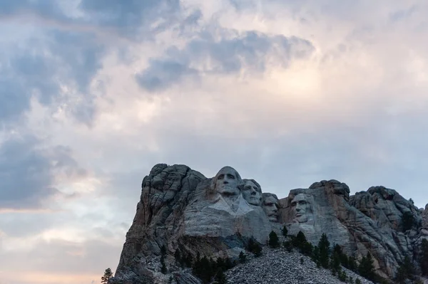 산 Rushmore 뒤에 극적인 하늘 — 스톡 사진