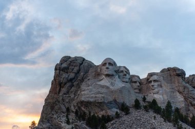 Bir dramatik gökyüzü arkasında Rushmore Dağı