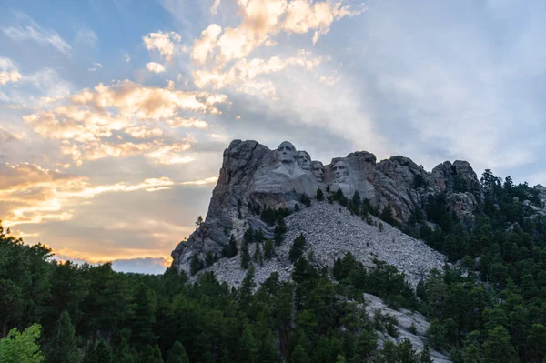 Bir dramatik gökyüzü arkasında Rushmore Dağı