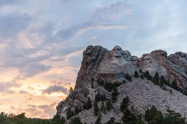 Dramatischer Himmel hinter Mount Rushmore — Stockfoto