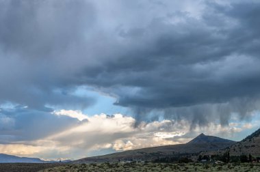 Mono Gölü üzerinde fırtına bulutları