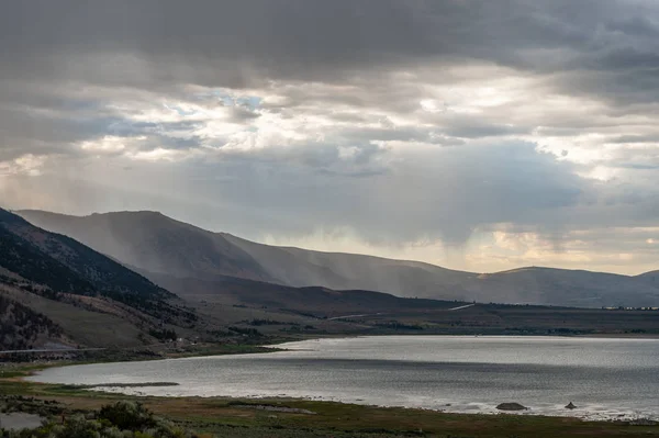 Nuvens de tempestade sobre Mono Lake — Fotografia de Stock