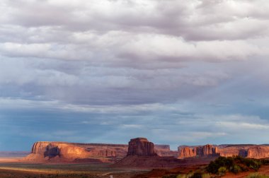 Monument Valley'de klasik batı imgeleri
