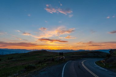 Kuzey Yellowstone üzerinde gündoğumu