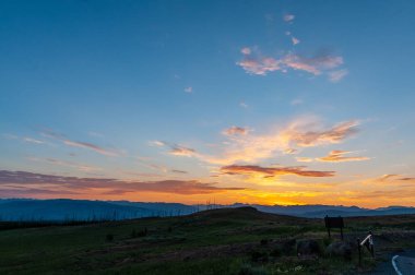 Kuzey Yellowstone üzerinde gündoğumu