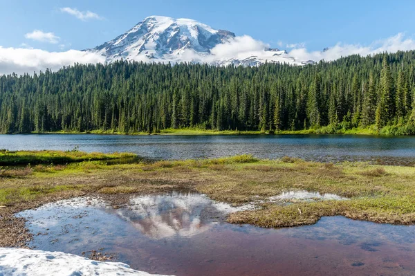 Monte Rainier perto do lago de reflexão — Fotografia de Stock