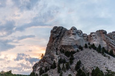 Bir dramatik gökyüzü arkasında Rushmore Dağı