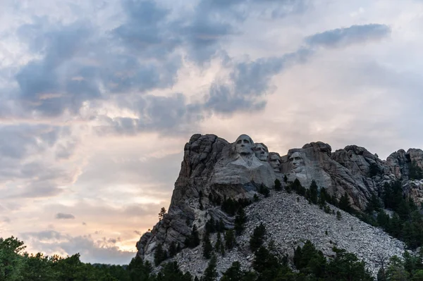 Un cielo dramático detrás del monte Rushmore — Foto de Stock