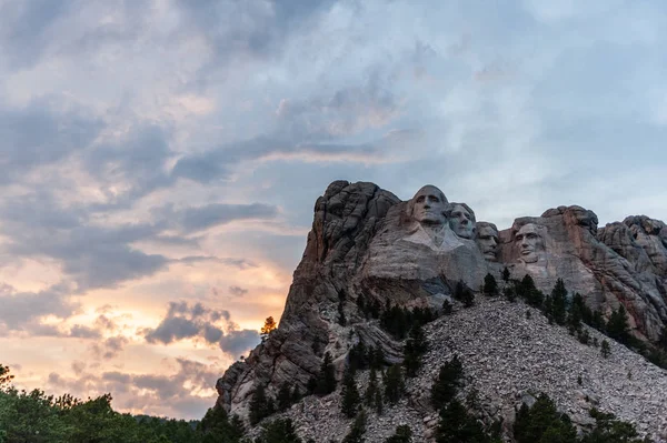Dramatischer Himmel hinter Mount Rushmore — Stockfoto