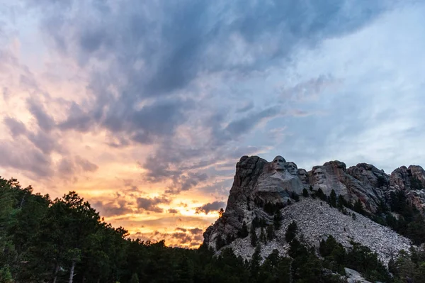 산 Rushmore 뒤에 극적인 하늘 — 스톡 사진