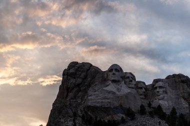 Bir dramatik gökyüzü arkasında Rushmore Dağı