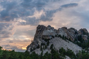 Bir dramatik gökyüzü arkasında Rushmore Dağı