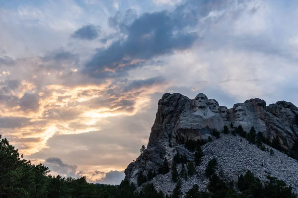 En dramatisk himmel bakom Mount Rushmore — Stockfoto
