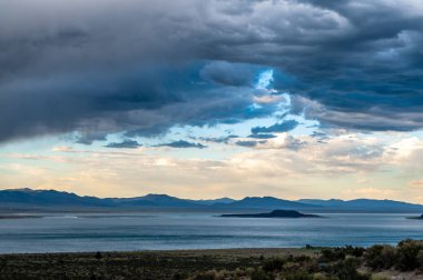 Mono Gölü üzerinde fırtına bulutları