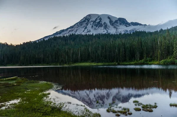 Góra Rainier w pobliżu Reflection Lake — Zdjęcie stockowe