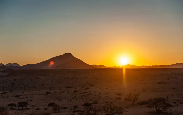 Восход солнца над пустыней — стоковое фото