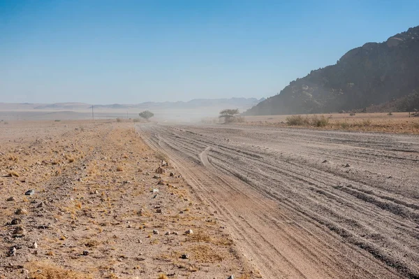 Einsame Schotterstraße in Namibia — Stockfoto